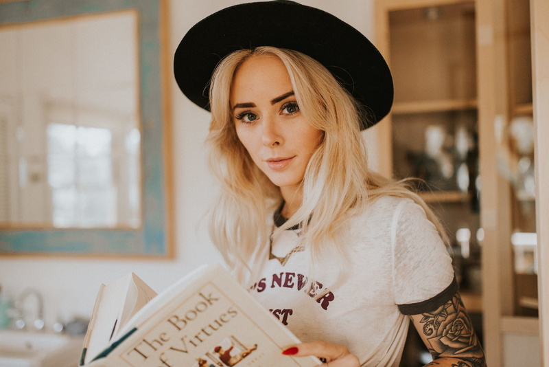 blond hair, leisure activity, blonde, inked girls, T-shirt, 1080P, young women, beauty, books, red nails, reading, tattoo, beautiful woman, women, portrait