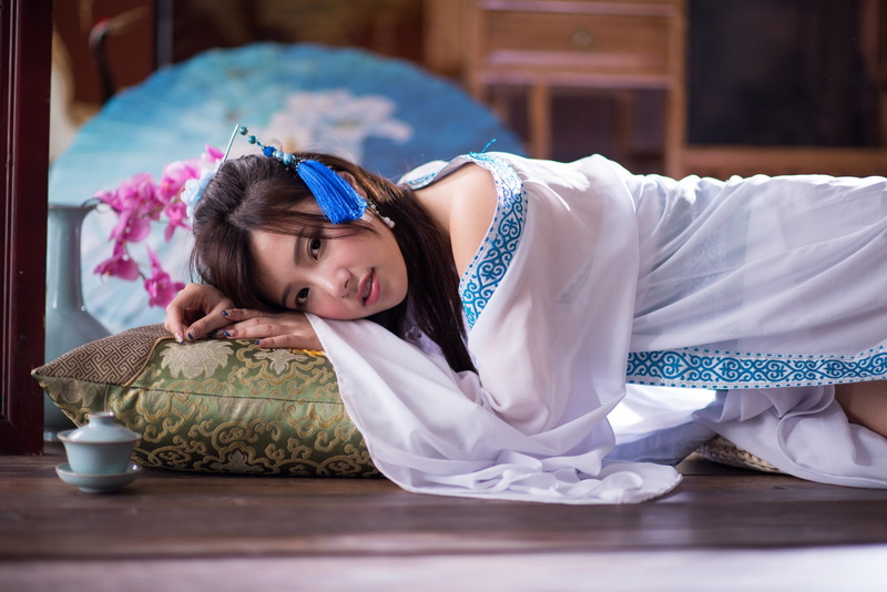 lying down, looking at camera, Taiwanese, child, headshot, lifestyles, relaxation, hairstyle, portrait, real people, young women, Vase, women, Cup, indoors