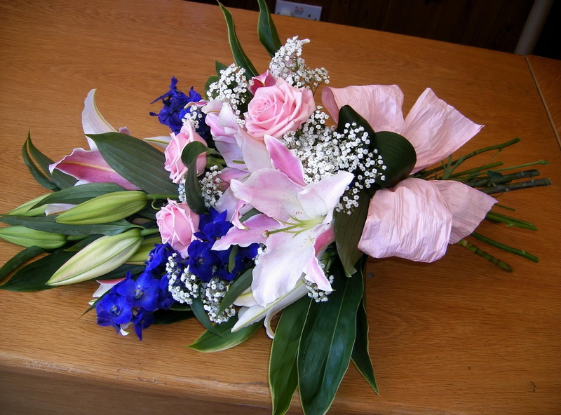 flower arrangement, gift, wood - Material, freshness, fragility, nature, roses, flower, springtime, vulnerability, flowers, bunch, petaled, flower Head