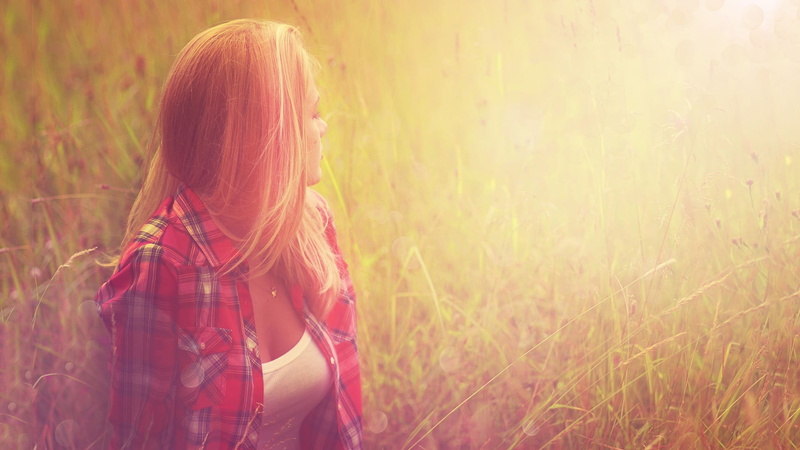 1080P, plant, lifestyles, diffused, outdoors, land, day, casual clothing, one person, hairstyle, real people, blonde, grass, sunlight, field, long hair