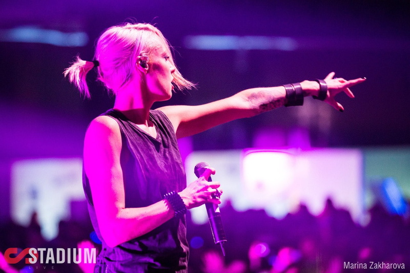 rock music, performance, women, music, hair, hairstyle, pop musician, human limb, adult, event, enjoyment, arts culture and entertainment, human arm, one person