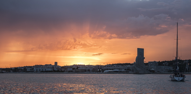 tejo, river, beauty in nature, evening sky, building exterior, dusk, travel destinations, portugal, atmosphere, sea, lisboa, lighting, city, water, sky