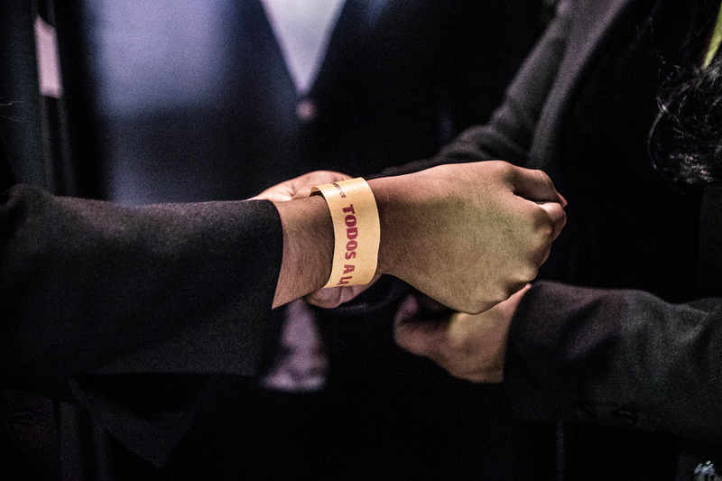 human body part, accessories, people, wristwatch, event, close-up, tie, wedding, hand, cuff, sitting, todos, focus on foreground, bride, wrist, electronics