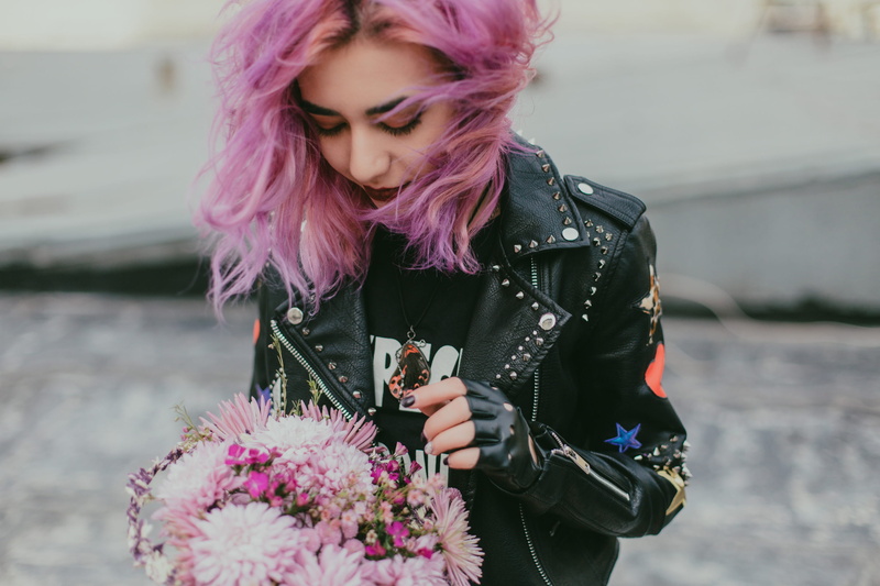 model, standing, nature, winter, pretty, beauty, dyed hair, female, adult, girl, people, bouquet, hairstyle, lipstick, lady, real people, brunette, black leather jacket