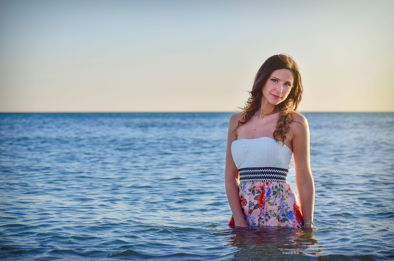 sky, wearing, looking at camera, horizon, fashion, beautiful woman, brown hair, talking, potrait, water, outdoors, sunset, focu, women, hair, photo, horizon over water