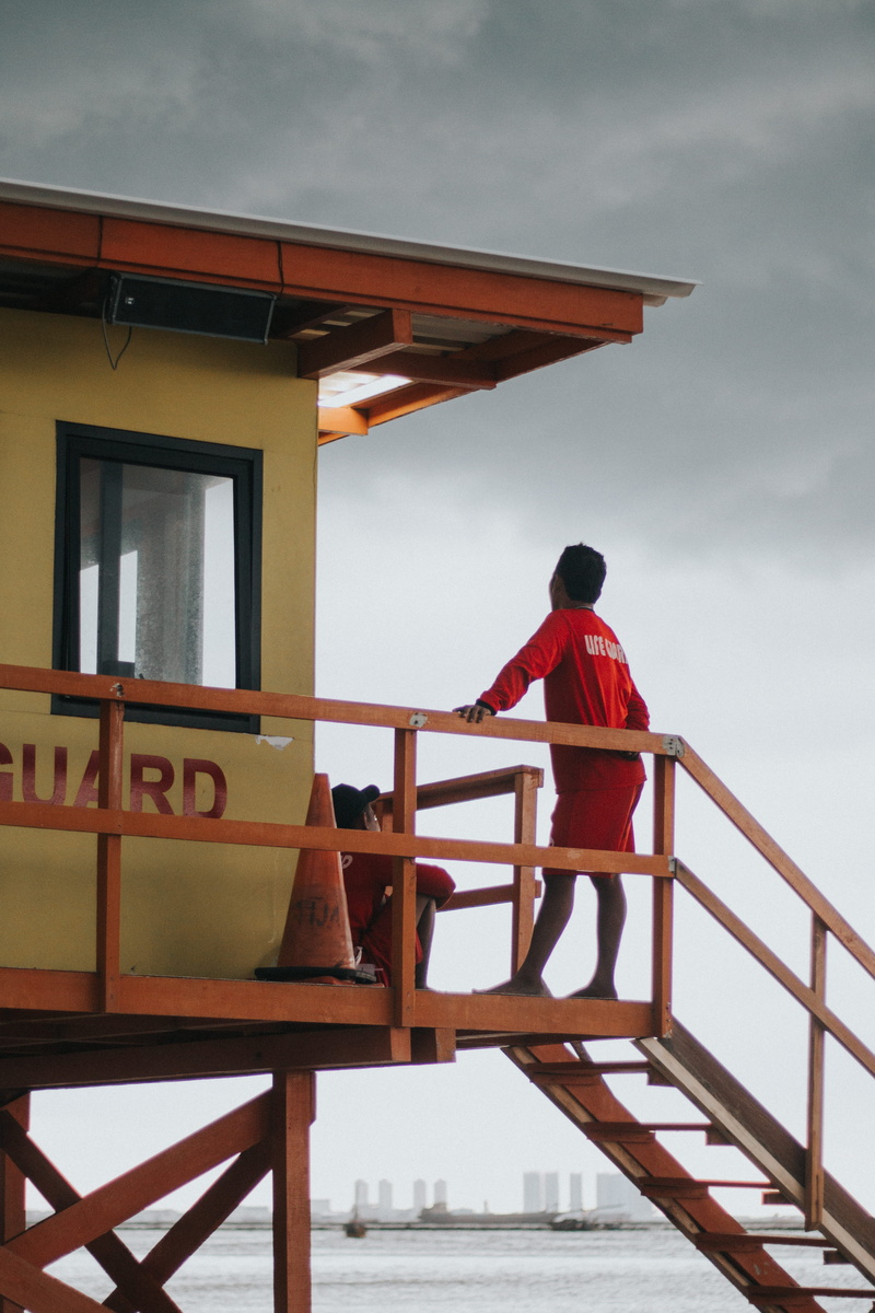 guard, architecture, one person, dufan, lifeguard, sky, rear view, built structure, people, seat, railing, baywatch, leisure activity, building exterior