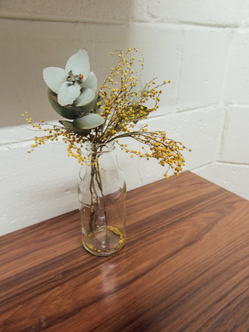 no people, freshness, table, fragility, white color, deco, transparent, nature, flowering plant, vulnerability, dried flowers, still life, glass - material