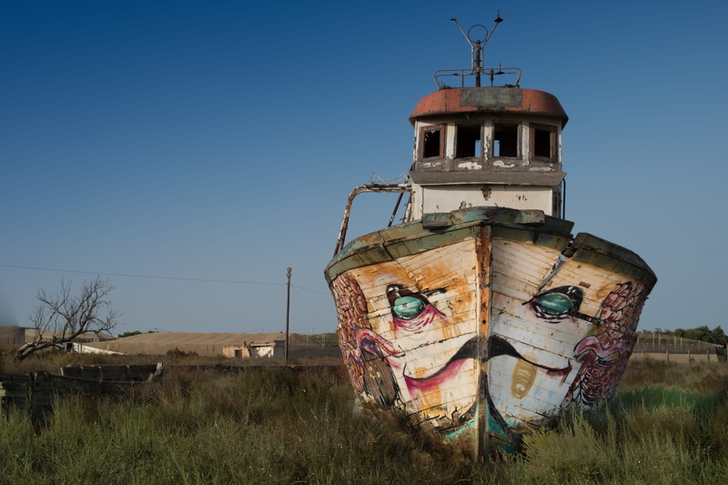 tower, Abandoned Ship, colors, grass, Sea, art, mural painting, damaged, deterioration, without the sea, decadence, white, rusty, day, street art, 5K