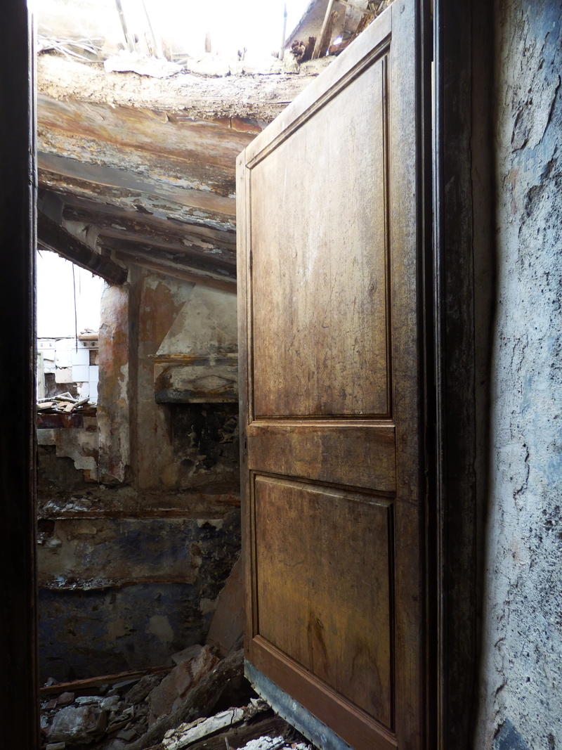 destruction, cellar, dirty, built structure, obsolete, indoors, entrance, ruined, rusty, no People, rotting, house, window, day, architecture, Door, Light