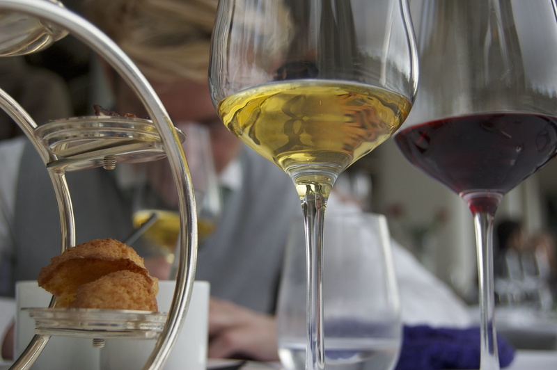 drinking glass, glass, elegant, bread, red wine, london, freshness, glasses, dining, focus on foreground, household equipment, 2K, wineglass, drink, clear