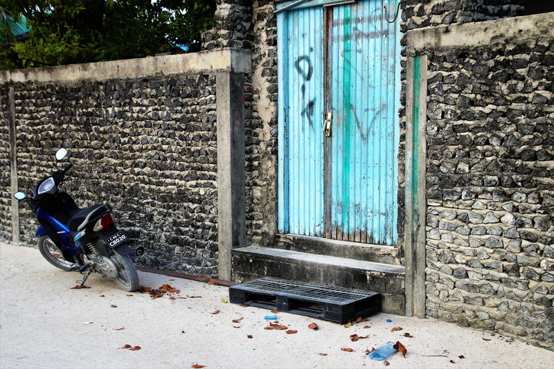 way, holidays, detail of, building, blue, 5K, wall, old, maldives, window, obsolete, transportation, no people, built structure, no one, lake dusia, building exterior