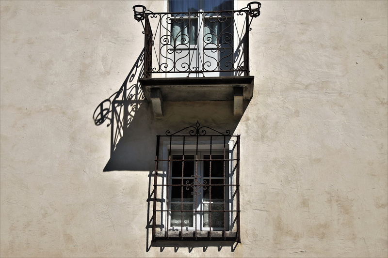 sunlight, monuments, text, style, old, residential district, façades, window, day, wall, figure, window sill, lighting equipment, low angle view, 5K, railing