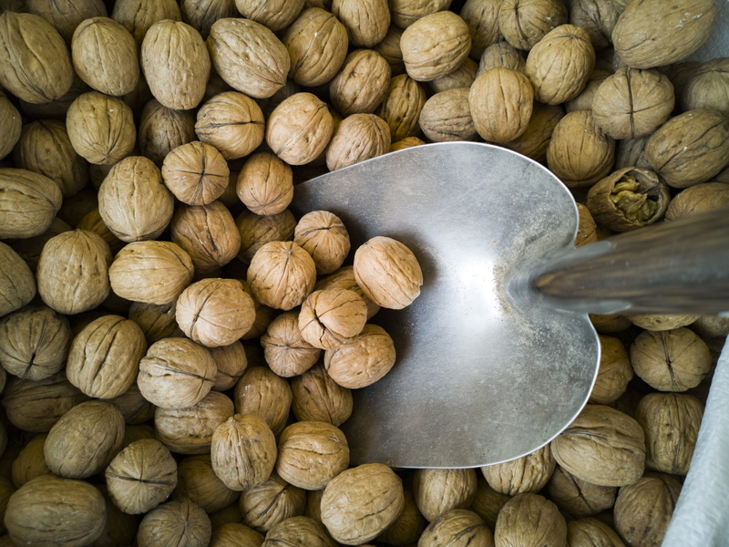 wood - material, macro, background, walnut, fruit, sunday, vitamin, nut - food, indoors, 5K, no people, nut, energy, full frame, wellbeing, freshness