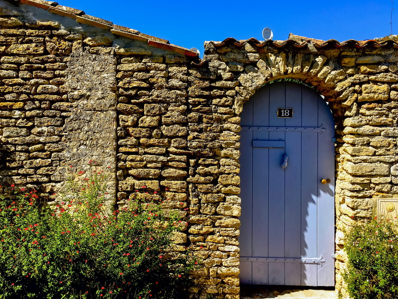wood, brick, stone wall, madera, house, briques, residential district, security, architecture, brick wall, arcada, mur, ciel, bleu, protection, door, azul