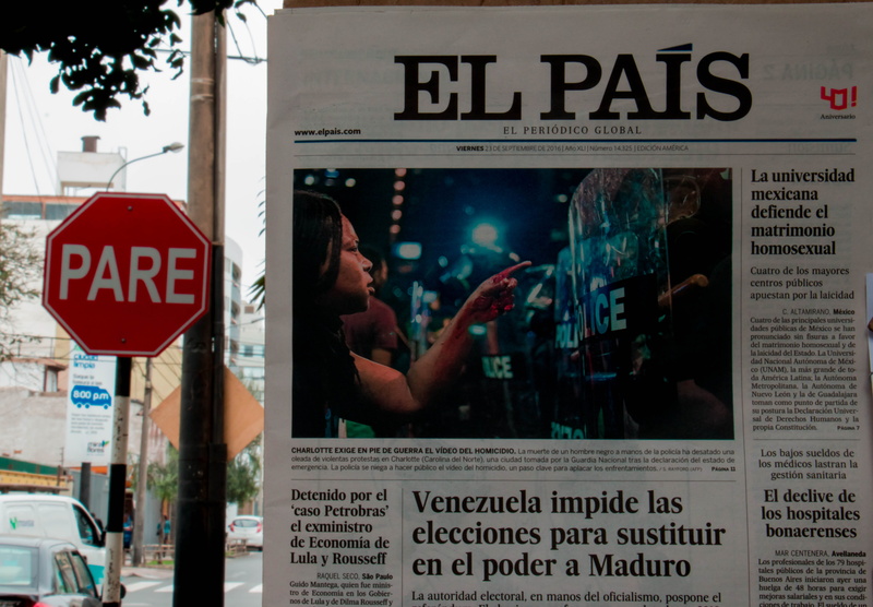 capital letter, signal, protest, western script, sign, text, pare, illuminated, non-western script, police, incidental people, newspaper, stop, people