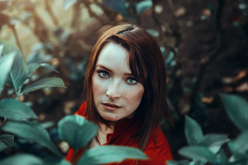 young women, one person, leisure activity, nature, young adult, front view, leaf, brunette, portrait, plant part, looking at viewer, real people, tree