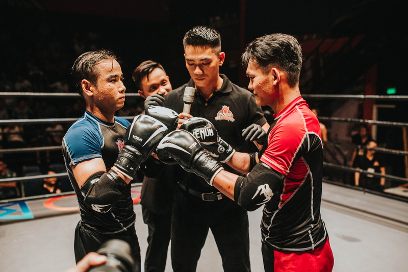 referee, interaction, boxing - sport, action, stadium, challenge, males, sports equipment, conflict, battle, wear, adult, man, standing, sports training