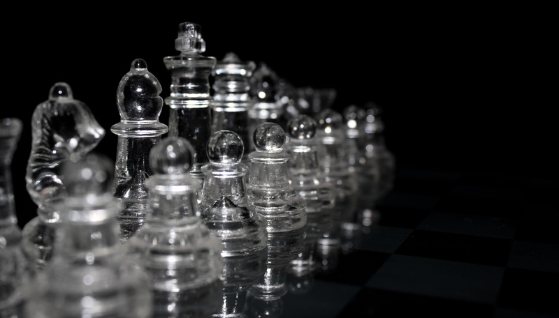 pawn - chess piece, large group of objects, queen - chess piece, choice, 5K, relaxation, strategy, reflection, game, glass - material, chess board, leisure activity