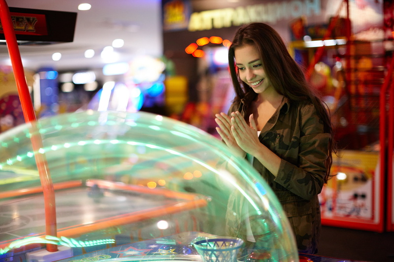 entertainment, jacket, hands, face, girl, hair, smile, tabletop basketball, the game, Darina, 1080P