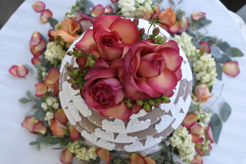 close-up, flora, 2K, rose, celebration, blossom, flower, food, petaled, orange, roses, cake, bouquet, beauty in nature, floral pattern, Wedding Cake, indoors