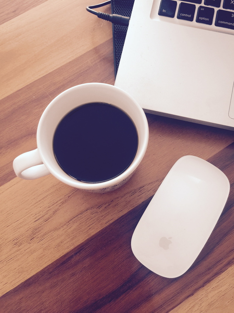 mug, communication, coffee cup, refreshment, no people, tea cup, connection, table, mouse, indoors, 2K, espresso, wood, food and drink, hot, wood - material