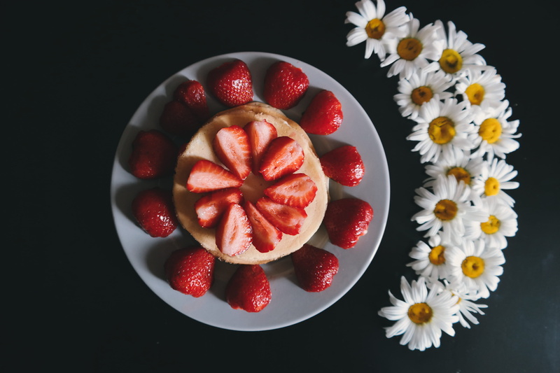 antioxidant, plate, red, wellbeing, no people, strawberries, studio shot, daisies, ripe, food, pancakes, topview, freshness, sweets, flowering plant, healthy eating