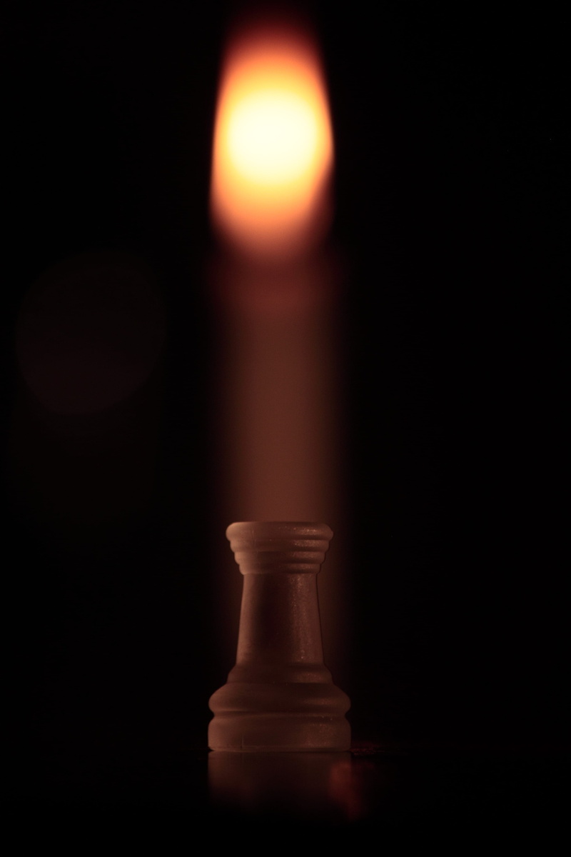dark, leisure games, selective focus, 4K, close-up, electric lamp, studio shot, strategy, reflection, competition, pawns, king - Chess Piece, parts, sport