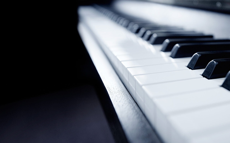 photo, key, selective focus, black and white, copy space, piano key, studio shot, in a row, reflection, black, keyboard, musical instrument, detail, focus