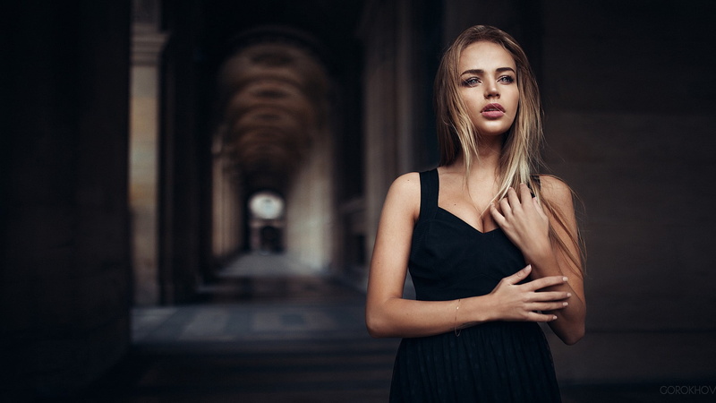 hairstyle, young adult, beautiful people, long hair, waist up, focus on foreground, architecture, 1080P, lifestyles, blonde, contemplation, arms crossed