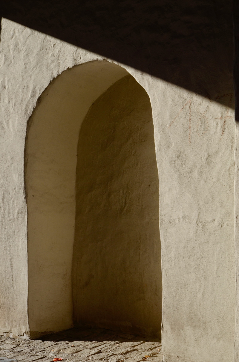 wall - building feature, built structure, nature, ancient civilization, sunlight, no people, history, sun, concrete, architectural column, old, niche, indoors