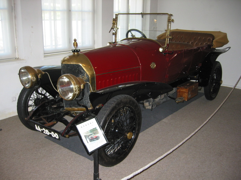 limousine, restoring, indoors, headlight, motorcycle, 1080P, antique, front view, no People, luxury, nostalgia, wheel, convertible, 25 hr, chrome, land Vehicle