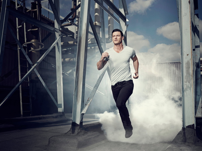 vitality, looking at camera, lifestyles, emotion, outdoors, 1080P, photoshoot, v, portrait, Luke Evans, built structure, t, smiling, young adult, day