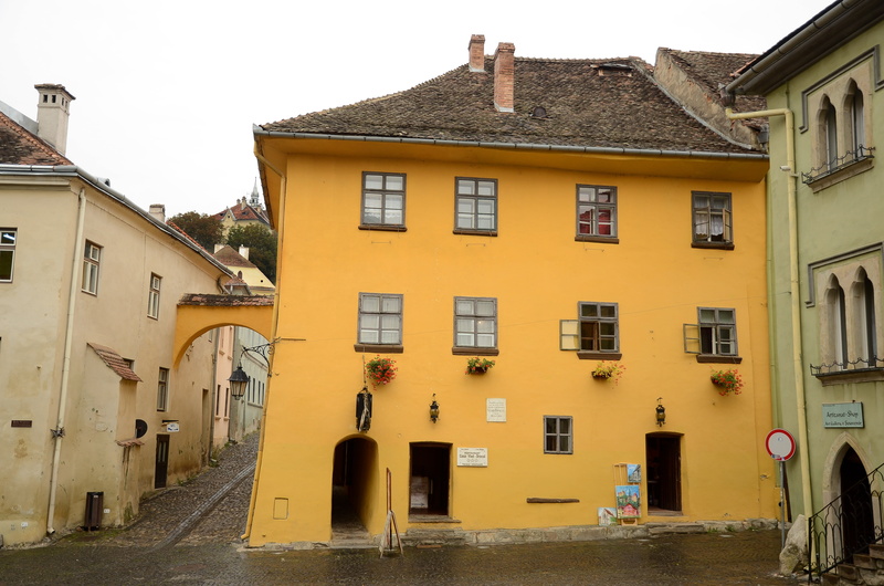 sky, town, nature, architecture, street, building, alley, wall - building feature, yellow, history, residential district, count, 4K, no people, old, outdoors