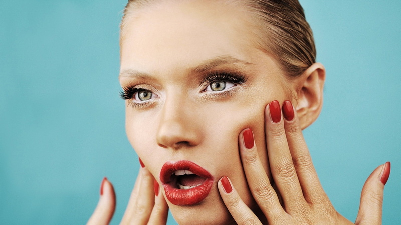 headshot, young adult, nail, one person, indoors, blue background, 1080P, human lips, human hand, make-up, studio shot, women blonde face model green eyes red lipstick red nails painted nails colored nails martina dimitrova