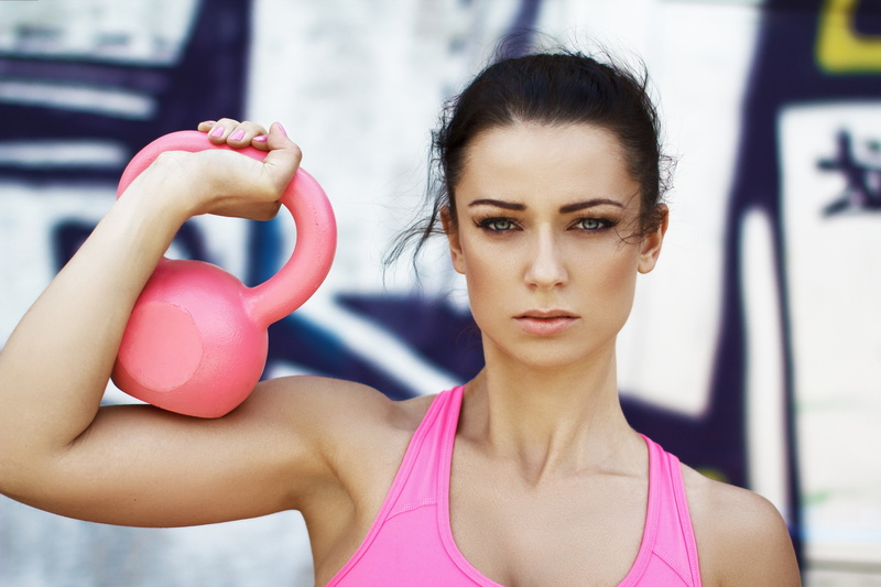 women, brunette, kettlebells, looking at viewer, 5K, fitness model, blue eyes, model