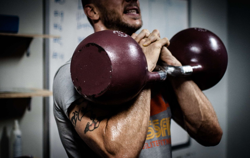 crossfit, muscular build, focus on foreground, exercising, one person, strength, tattoo, cavemantraining, coach, indoors, lifestyles, 2K, leisure activity