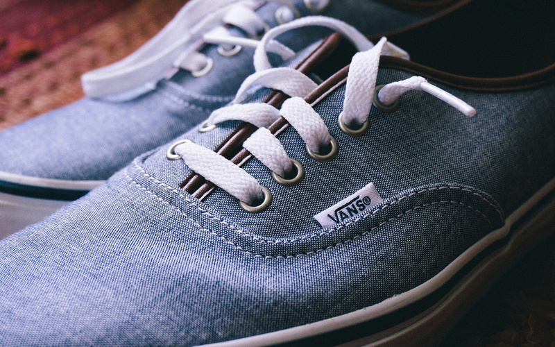 fashion, leather, 1080P, no People, human body part, sneakers, selective focus, denim, shoe, backgrounds, indoors, sports Shoe, real people, still life