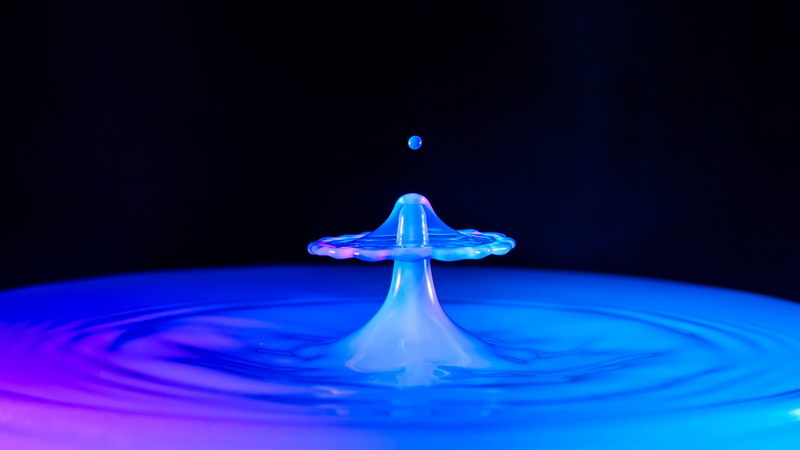 freshness, water, refreshment, liquid, droplet, indoors, concentric, falling, splashing, light, cobalt blue, blue, black background, no people, studio shot