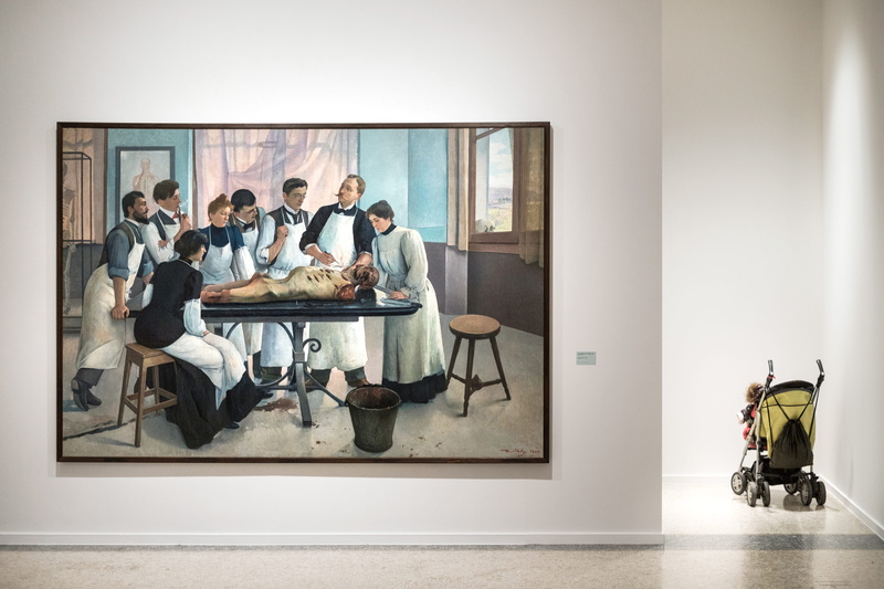 real people, dying, sitting, frame, medium group of people, musée rath, males, healthcare and medicine, occupation, men, white wall, people, museum, floor
