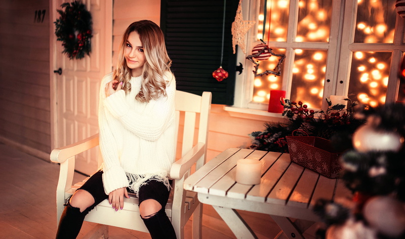 1080P, beautiful woman, women, real people, three quarter length, crew, adult, christmas, smile, leisure activity, sitting, neck, celebration, holiday