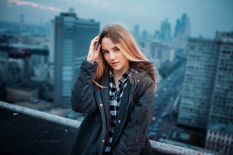 blonde, Maryana Ro, 1080P, women outdoors, portrait, cityscape, women, jacket, shirt, sweater, Ivan Gorokhov, depth of field