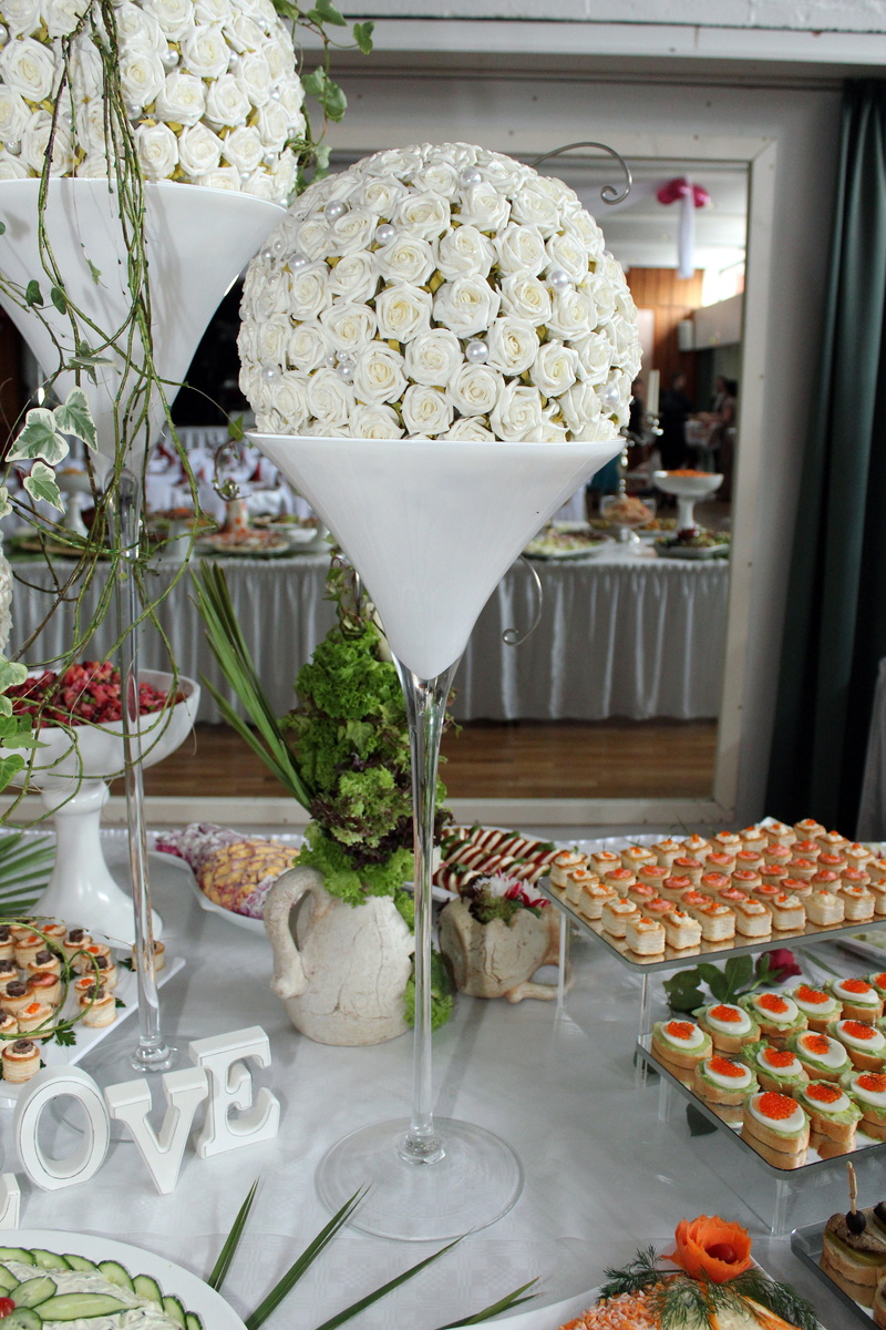 indoors, no people, flowering plant, snack, sweet, table decoration, freshness, roses, indulgence, dessert, cake, floral arrangement, unhealthy eating