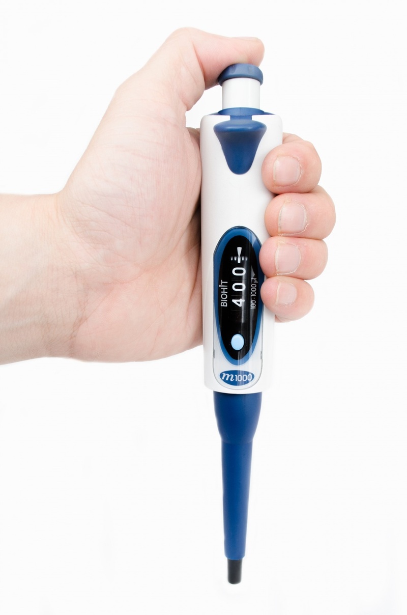 human finger, real people, single-channel, instrument, doser, blood, pipette, studio shot, human limb, clinical, hopper, device, dropper, white background