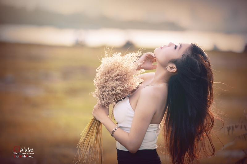 field, focus on foreground, outdoors, looking up, beautiful woman, tube top, emotion, Asian, young women, two people, togetherness, leisure activity, hairstyle