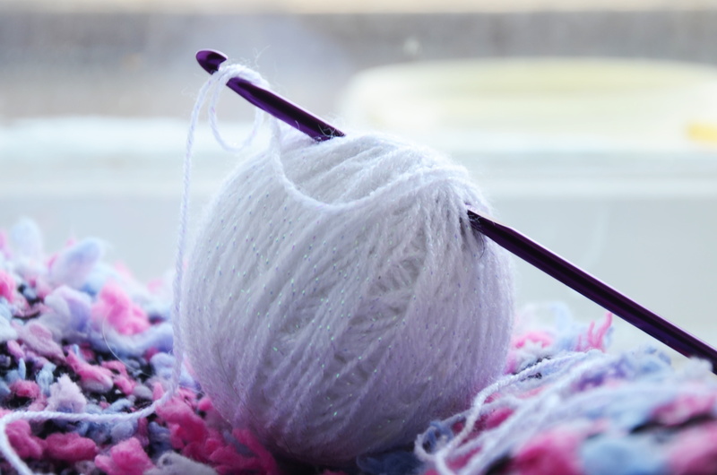 needle, close-up, selective focus, crochet, ball, needlework, tangle, indoors, life style, material, craft, day, scarf, sewing needle, knitting, confusion