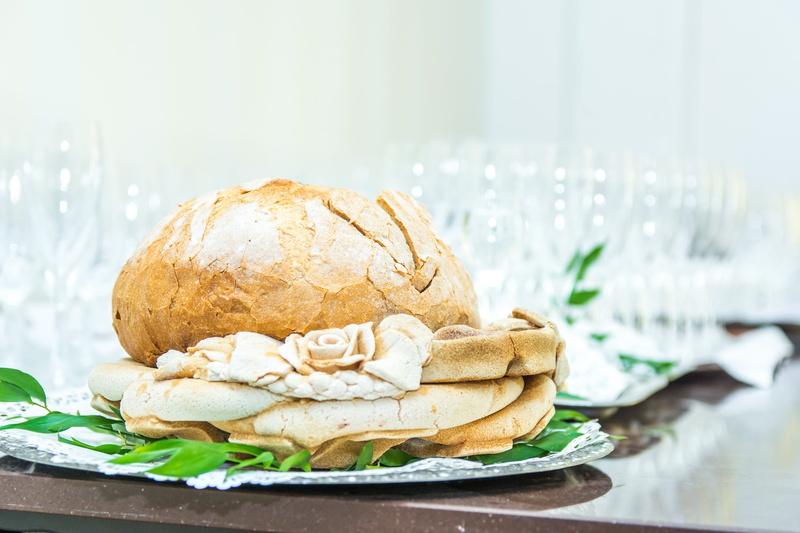 plate, the tradition of, food and drink, the ceremony, table, indoors, doily, vegetable, Wine Glasses, close-up, Wedding, copy space, bread, snack, no people