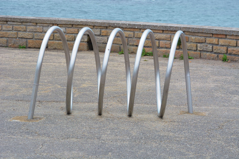 footpath, no people, outdoors, silver colored, cercles, empty, seat, tranquility, bench, beach, vlos, day, parking vlos, land, metal, chrome, park bench