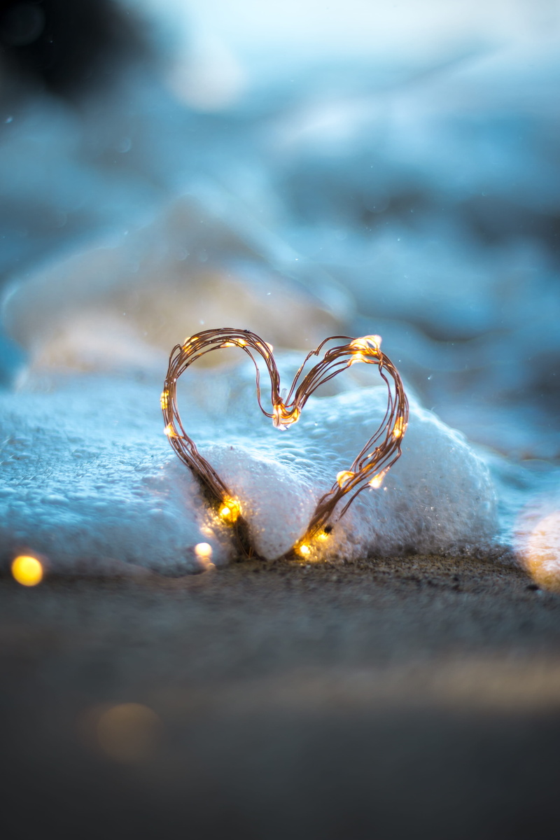 ring, light, brown, positive emotion, wire, forming, selective focus, foam, wedding ring, ocean, 4K, celebration, heart, close-up, white, sea foam, string