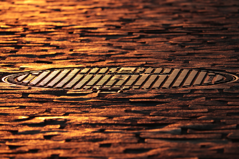 shiny, surface level, road, 5K, no people, wood - material, backgrounds, away, wood, shine, flooring, brown, manhole cover, pattern, close-up, manhole covers