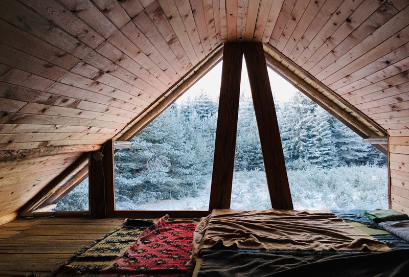 snow covered, 4K, wooden flooring, interior, bed, wooden floor, bedcover